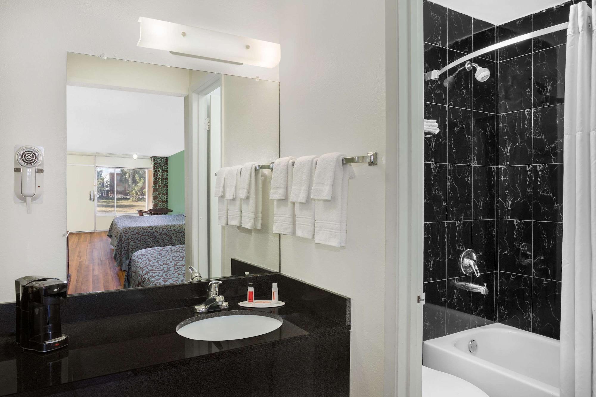 Travelodge By Wyndham Fort Myers North North Fort Myers Eksteriør billede